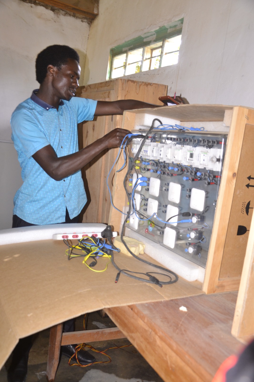 Mwanafunzi akijifunza umeme