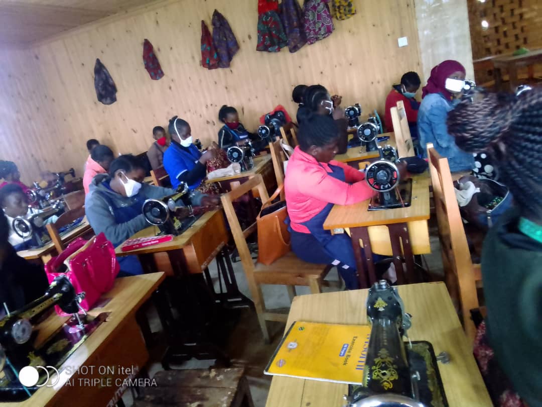 Mwanafunzi akitumia cherehani